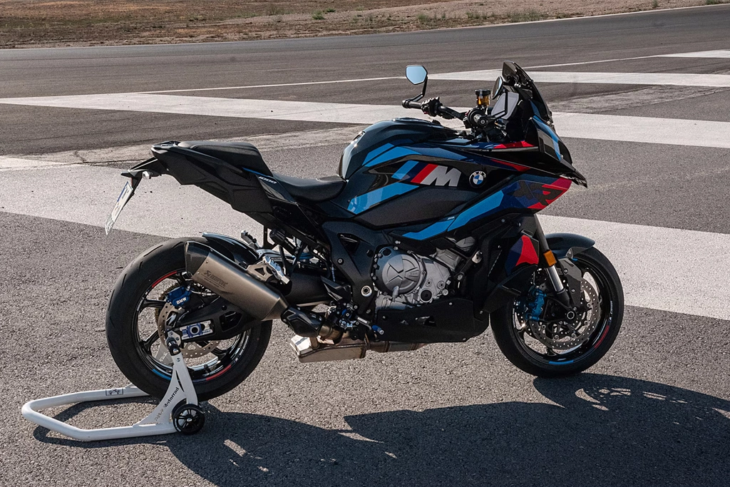 bmw_motorrad_m_1000_xr_banner_1502837369.webp