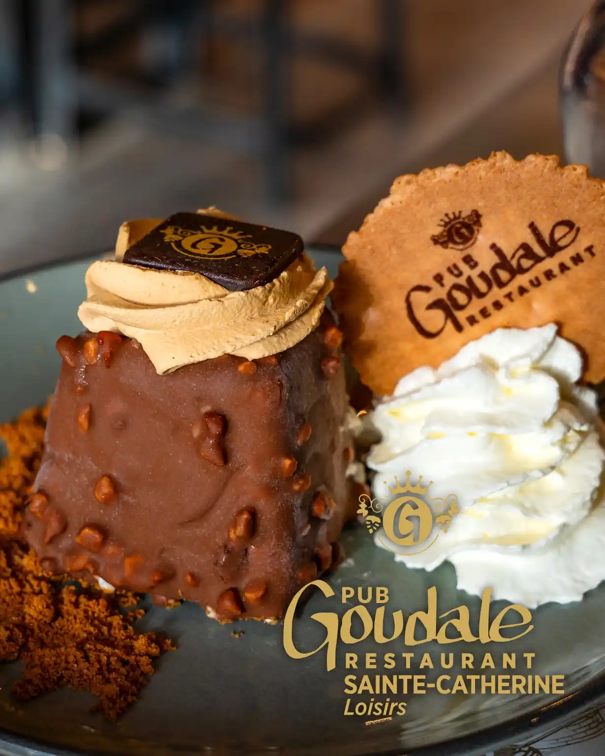 Moto Guzzi bleue de profil