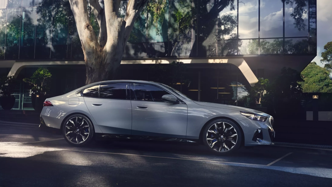 Vue de la BMW i5 électrique garé