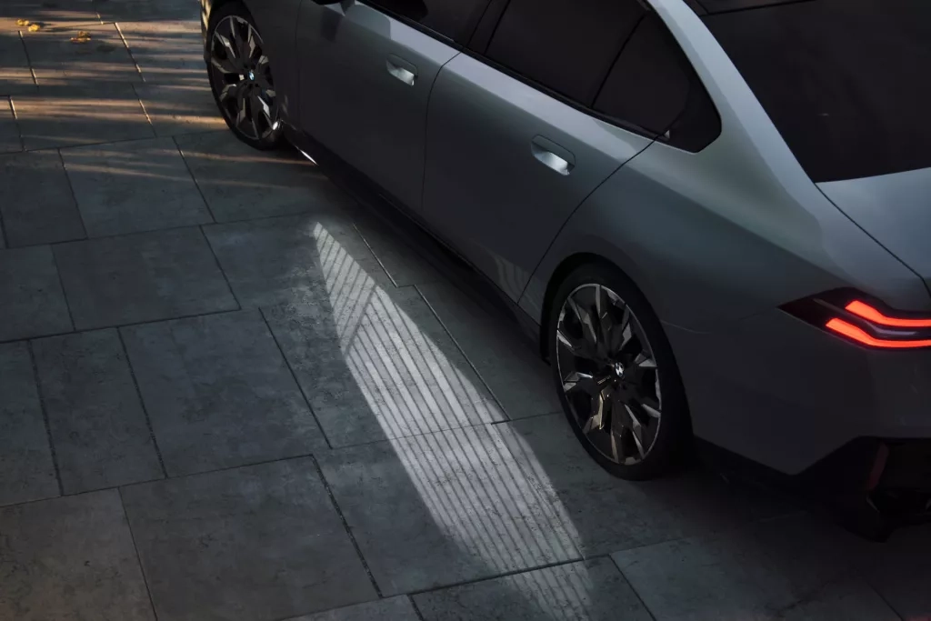 BMW i5 vue trois quart