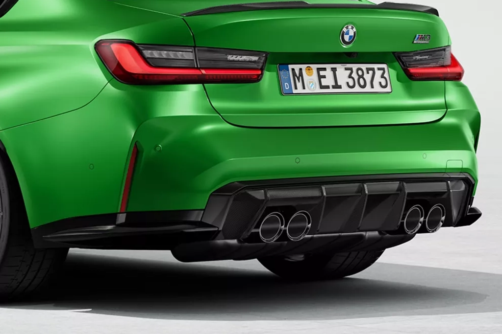 Vue arrière de la BMW M3 avec diffuseur et quadruple sortie d’échappement