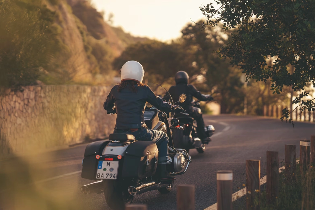 BMW Motorrad CE 02 en mouvement sur une avenue citadine