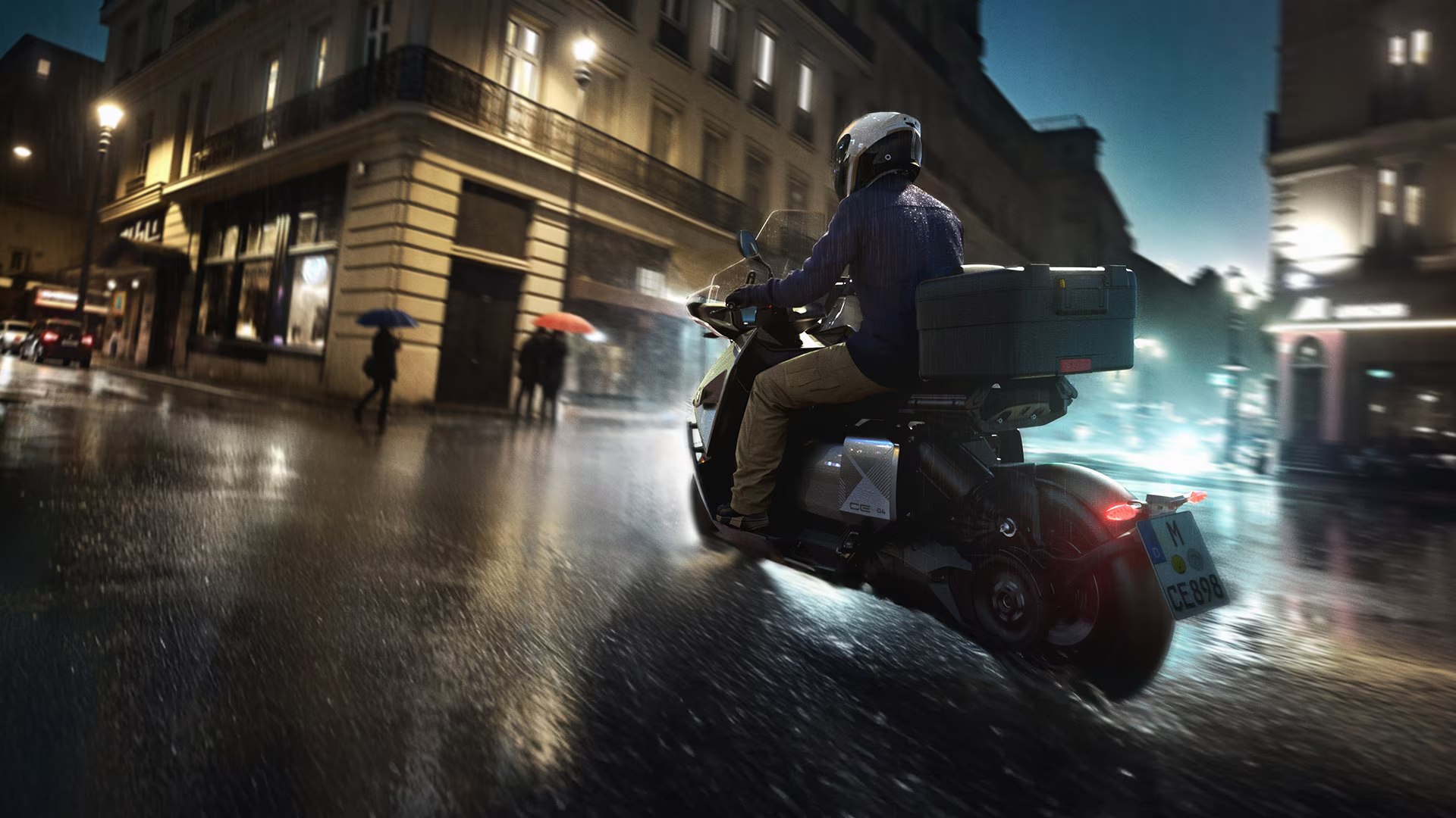 BMW Motorrad CE 04 garé sur une place urbaine