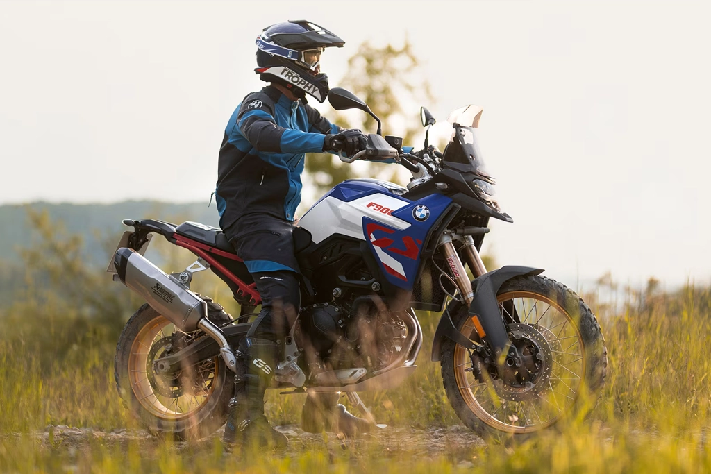BMW Motorrad F 900 GS en action sur piste tout-terrain