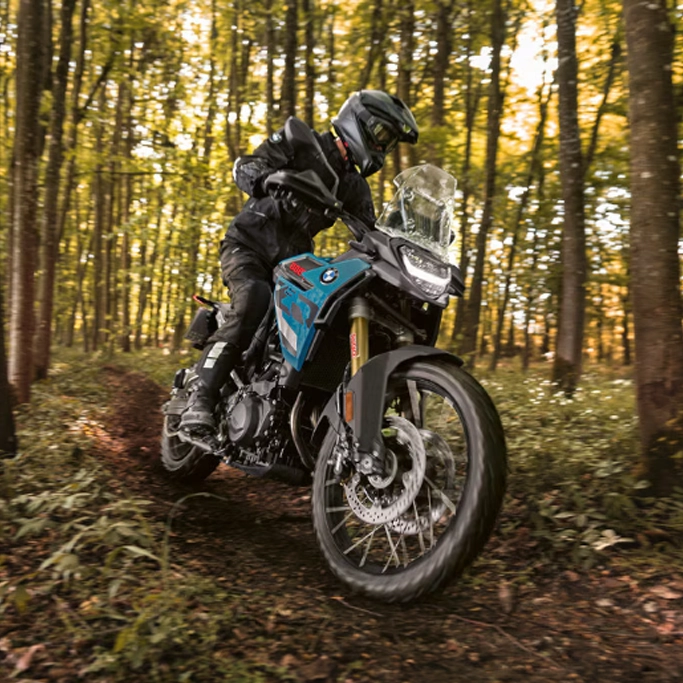 Design moderne de la BMW Motorrad F 900 GS en extérieur