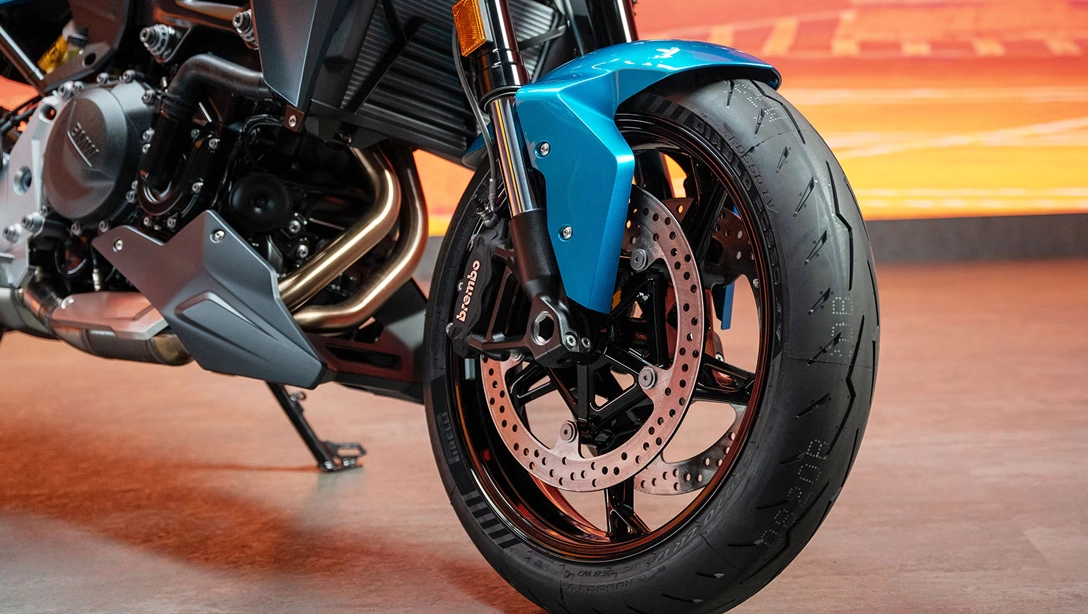 Vue latérale de la BMW Motorrad F 900 R sur fond noir