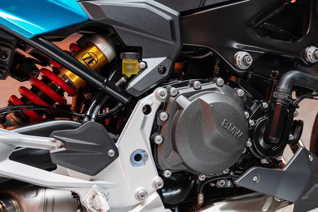 Vue avant de la BMW Motorrad F 900 R sur route