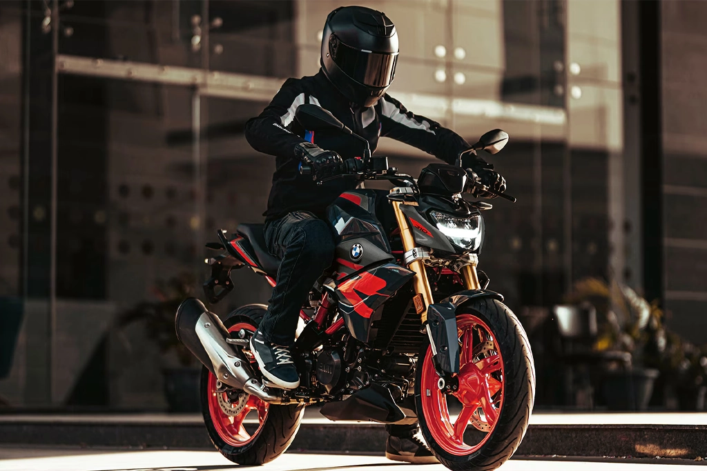 Vue latérale de la BMW Motorrad G 310 R stationnée en ville