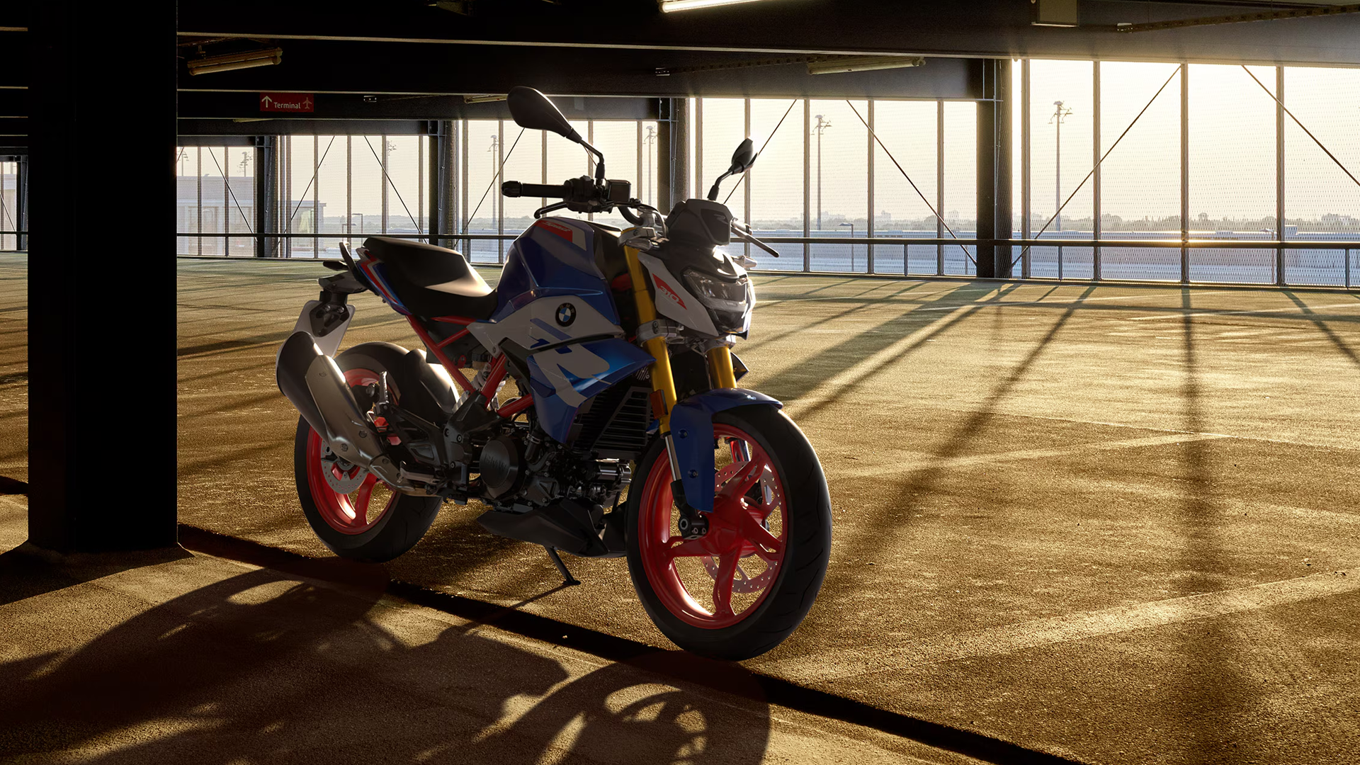 BMW Motorrad G 310 R en mouvement dans un environnement urbain