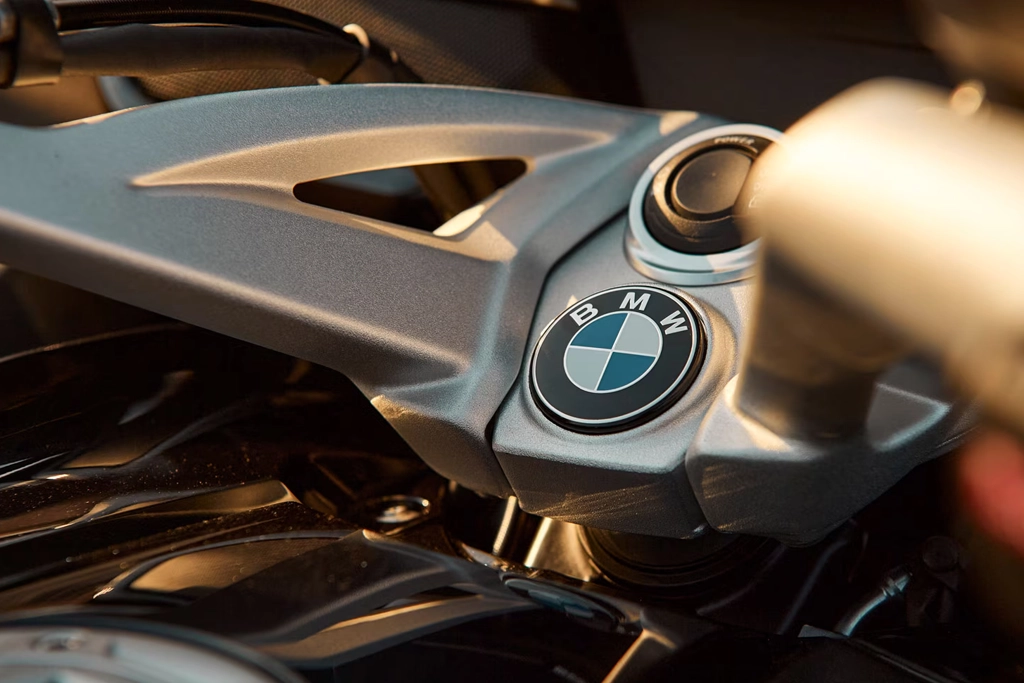 Profil latéral de la BMW Motorrad K 1600 B en mouvement