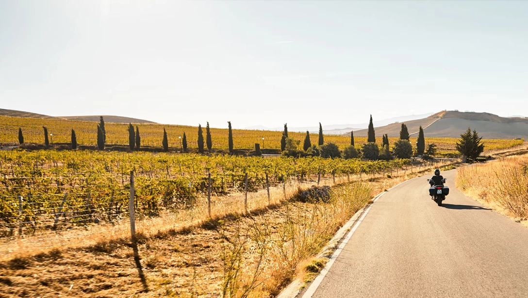 Vue latérale de la BMW Motorrad K 1600 GT sur fond noir