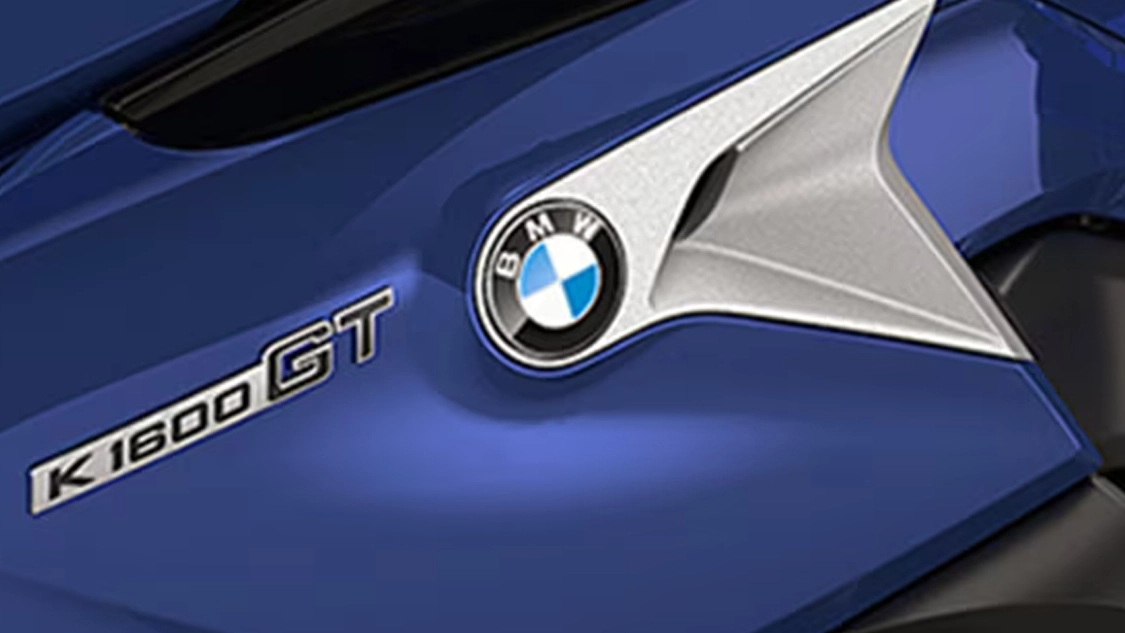 Vue arrière de la BMW Motorrad K 1600 GT sur route