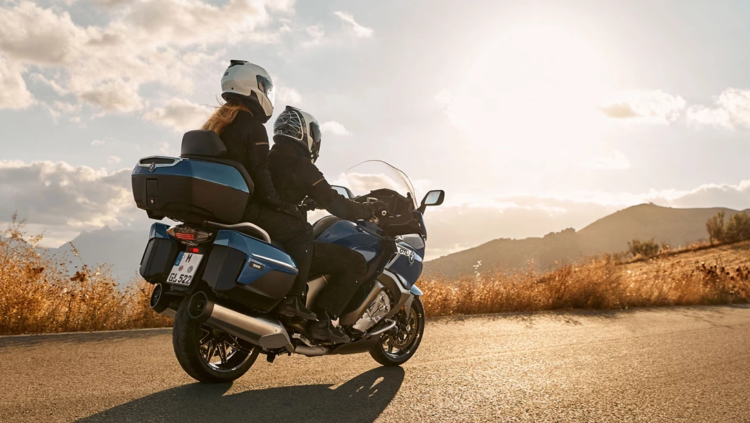 Vue avant de la BMW Motorrad K 1600 GTL sur route