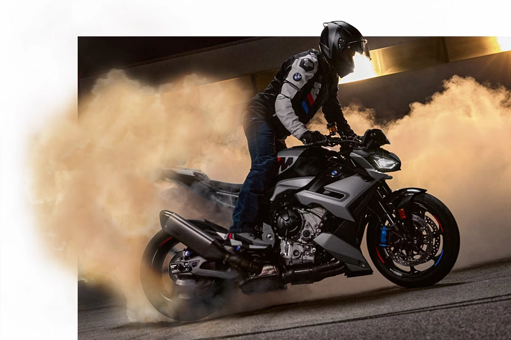 Face avant de la BMW M 1000 R avec feux LED