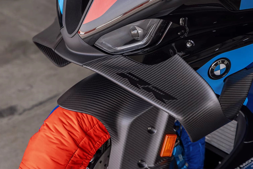BMW Motorrad M 1000 RR vue de face sur piste