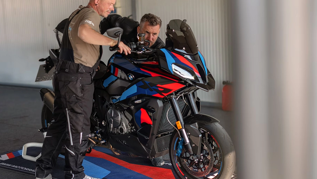 Vue latérale dynamique de la BMW Motorrad M 1000 XR sur route.