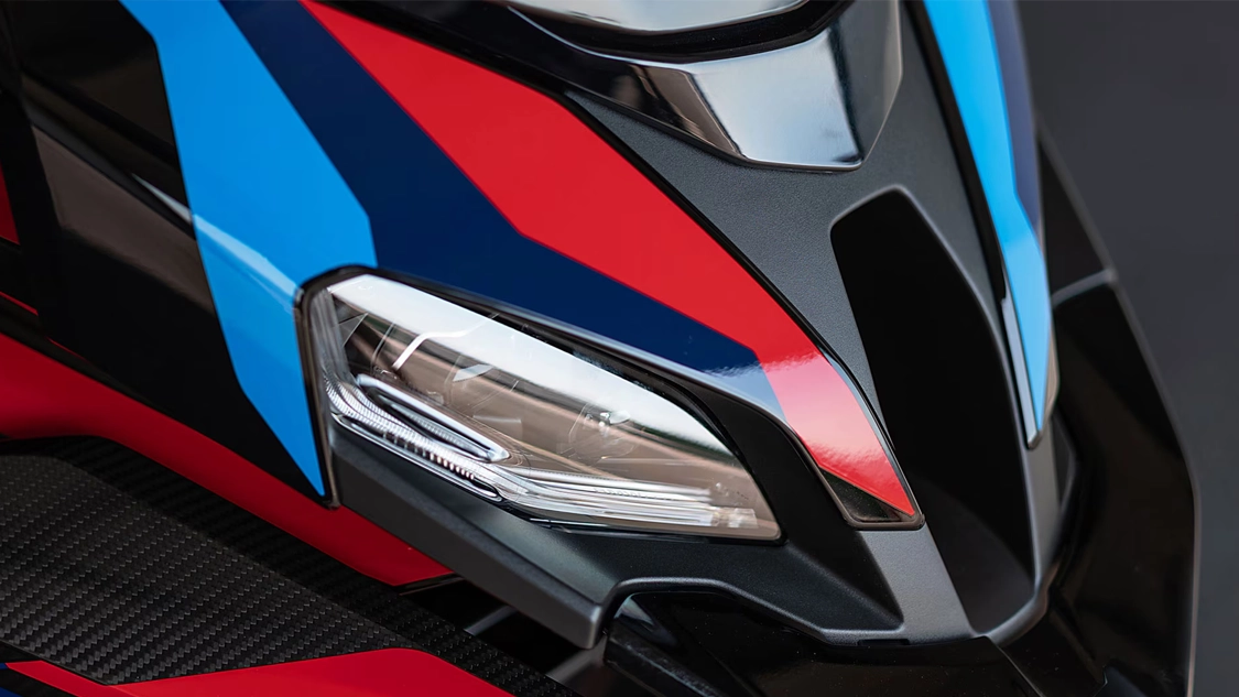 BMW Motorrad M 1000 XR en action sur circuit.