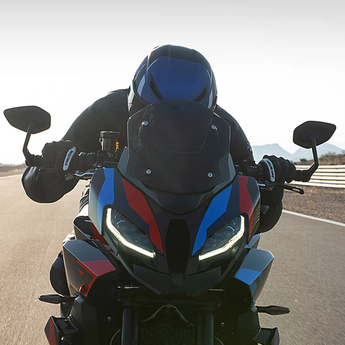 Vue rapprochée du carénage avant de la BMW Motorrad M 1000 XR.