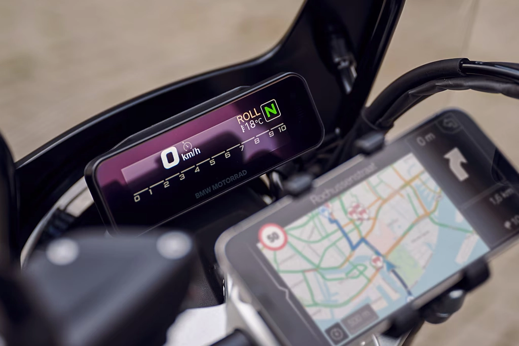 BMW Motorrad R 12 vue de face, phare allumé