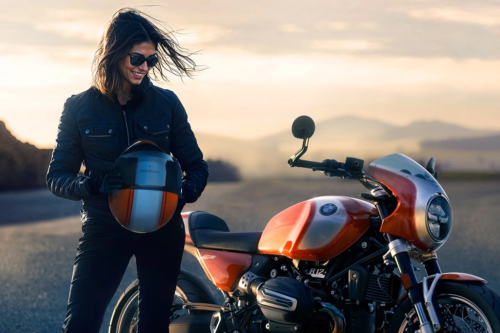 BMW Motorrad R 12 S vue de face sur route