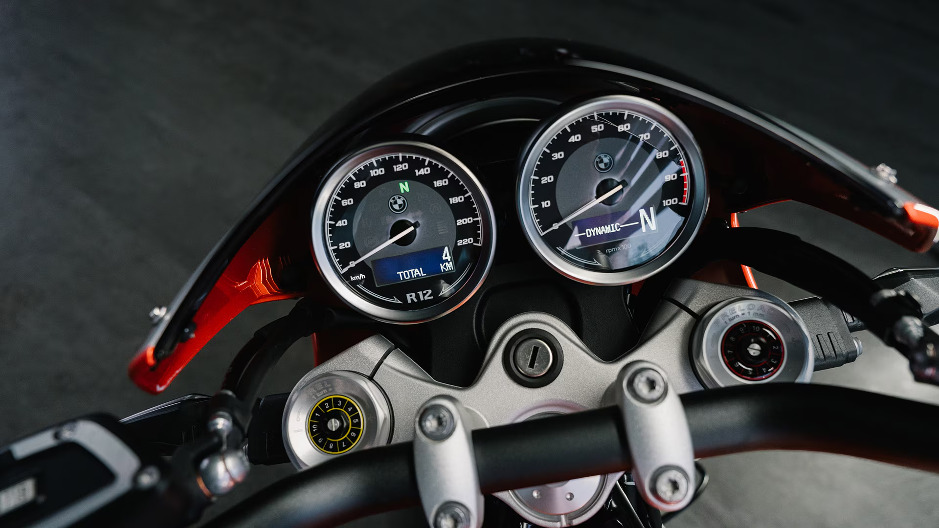 Pilote sur la BMW Motorrad R 12 S en virage