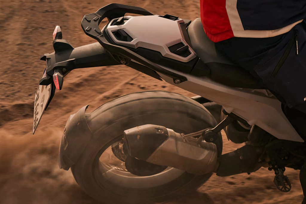 Vue latérale de la BMW Motorrad R 1300 GS stationnée