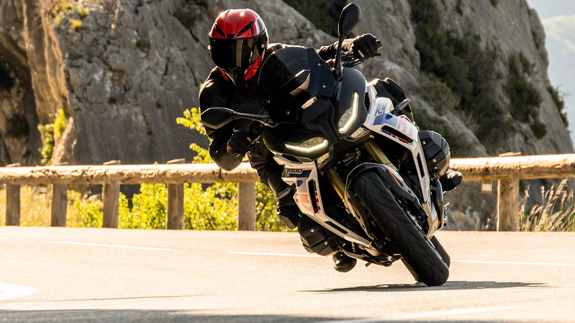 BMW Motorrad R 1300 RT équipée de valises latérales pour le voyage