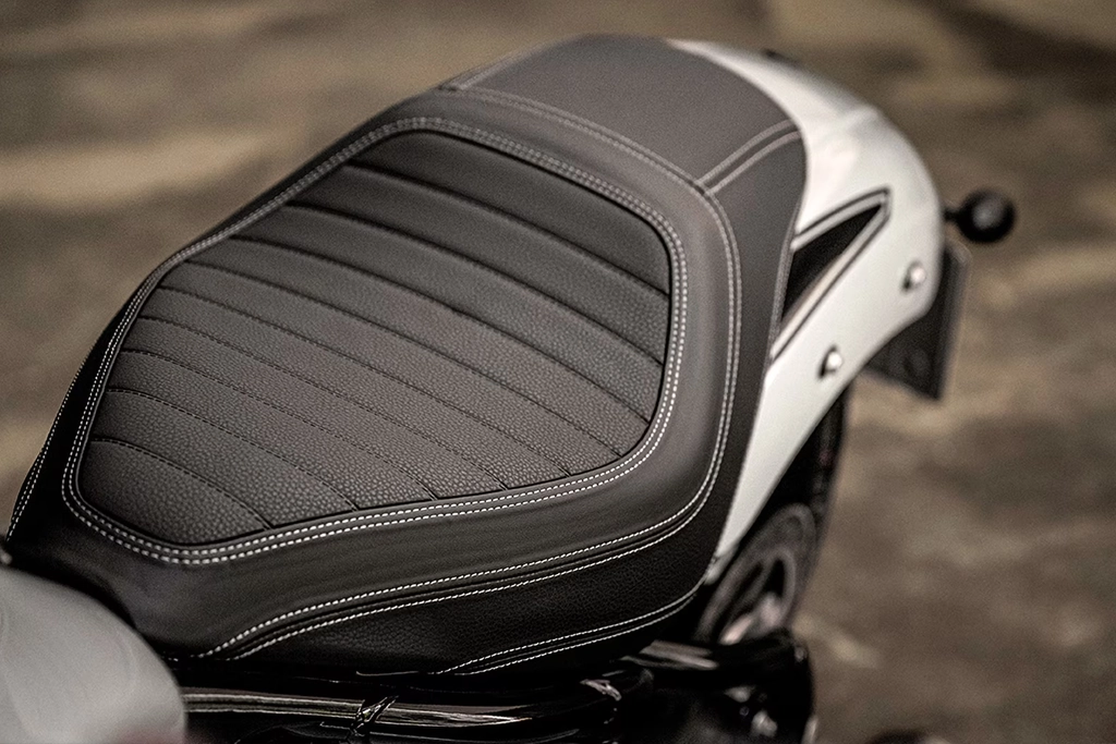 Vue avant de la BMW Motorrad R 18