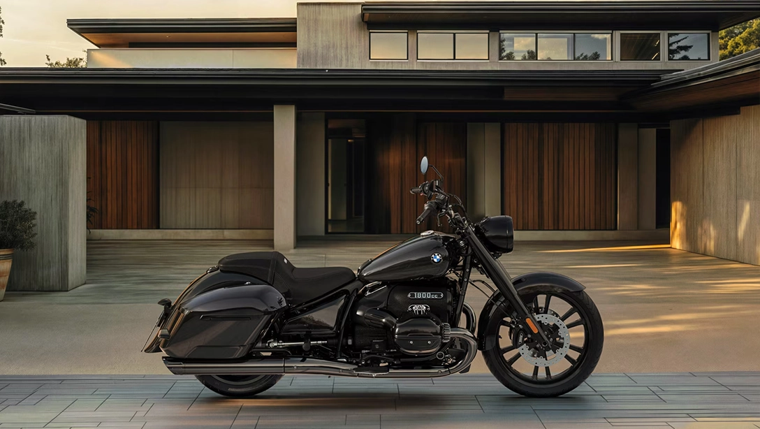 Vue latérale de la BMW Motorrad R 18 Roctane sur fond sombre