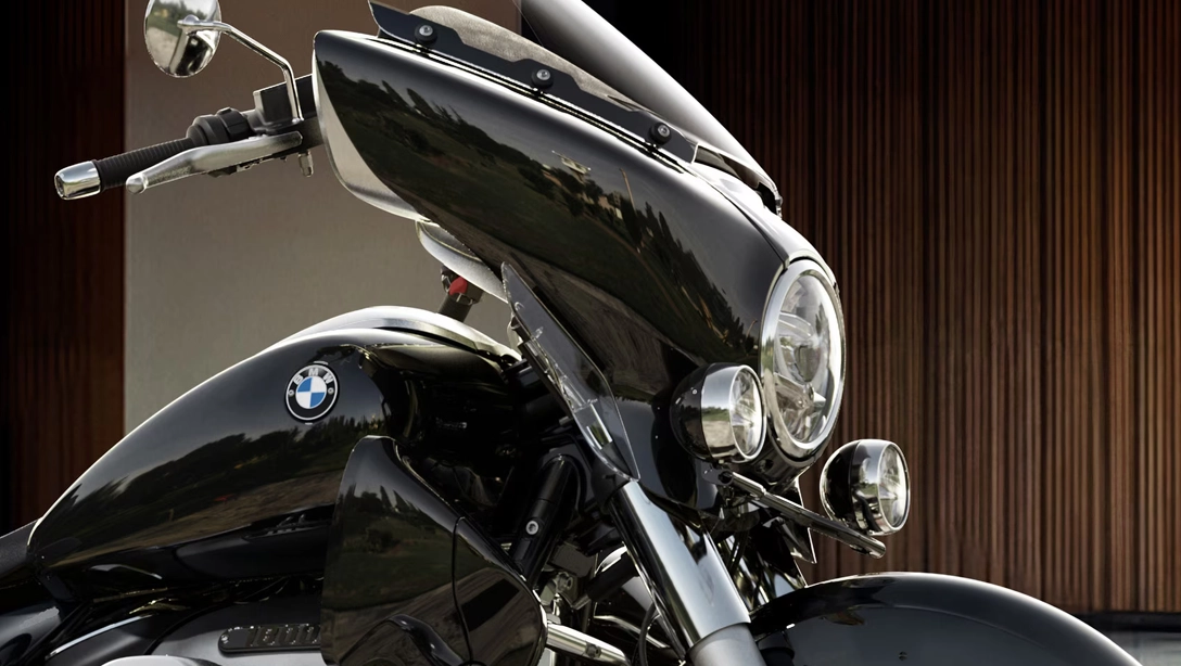 Vue de la BMW Motorrad R 18 Transcontinental sur fond noir, mettant en valeur son design de moto de tourisme luxueuse.