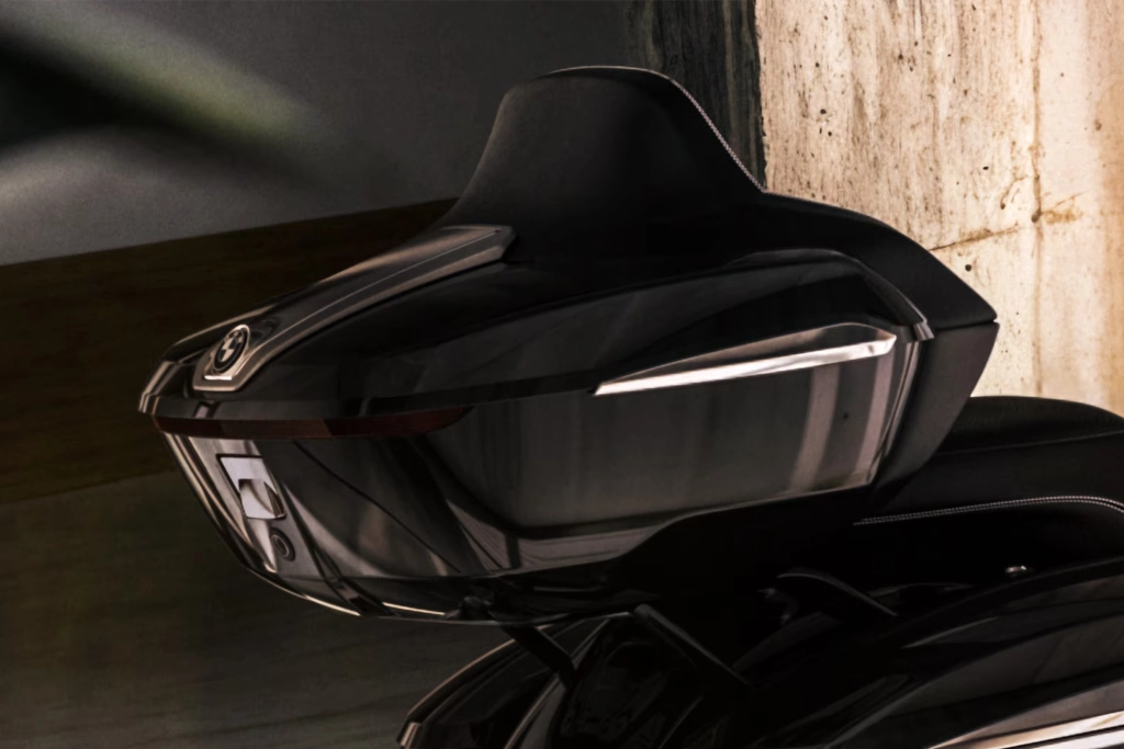 Selle confort et dossier passager de la BMW Motorrad R 18 Transcontinental, conçus pour les longs trajets.