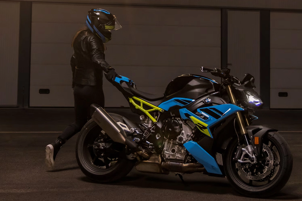 BMW Motorrad S 1000 R vue de face sur route