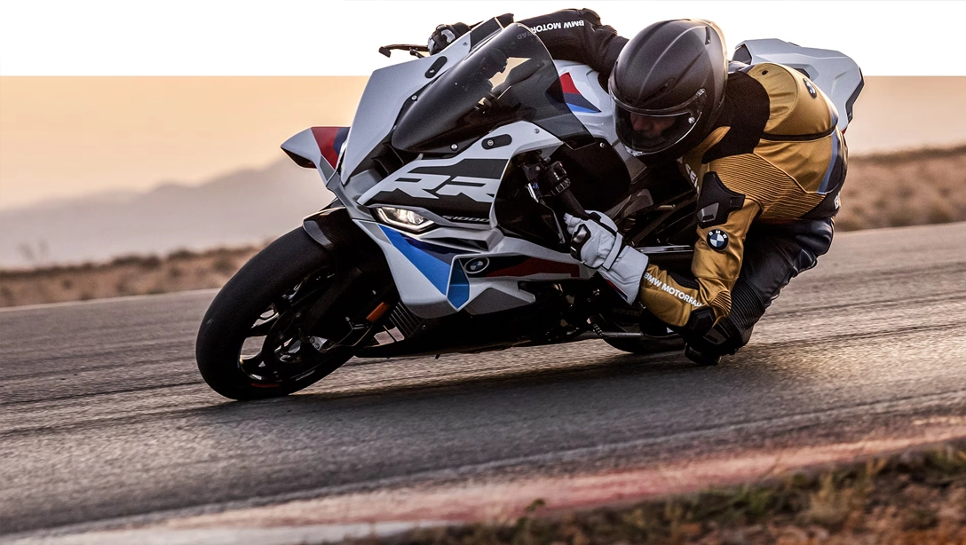 Vue latérale dynamique de la BMW Motorrad S 1000 RR sur circuit