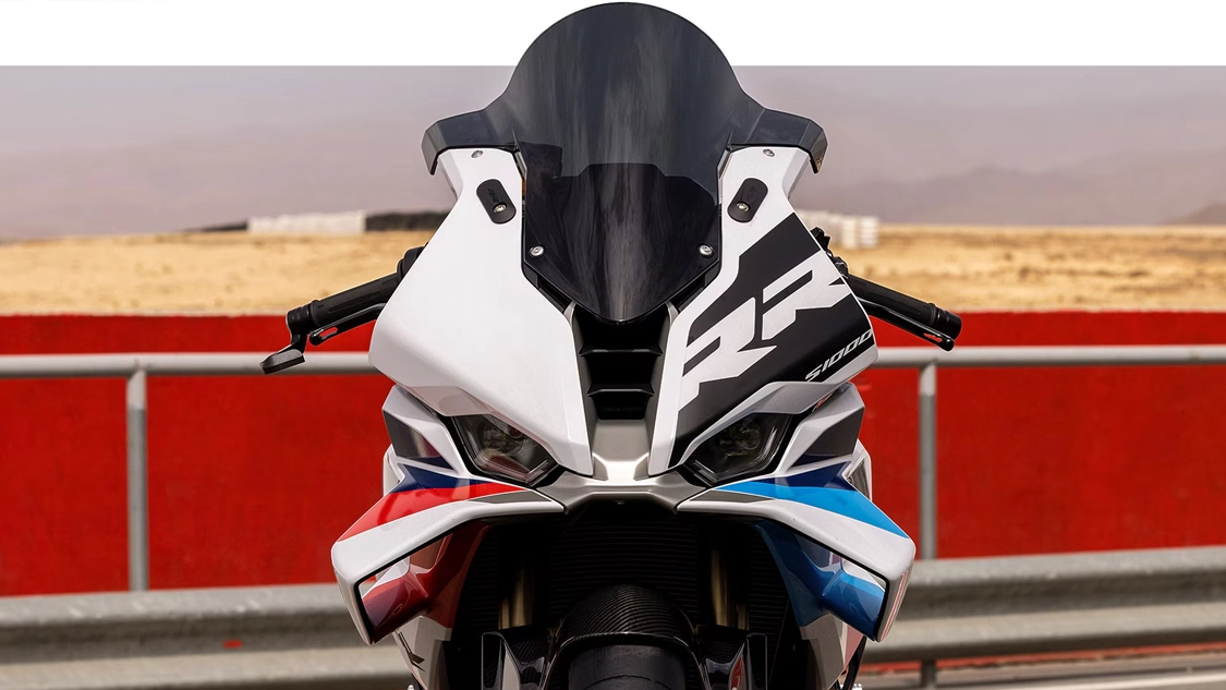 BMW Motorrad S 1000 RR vue de face sur route