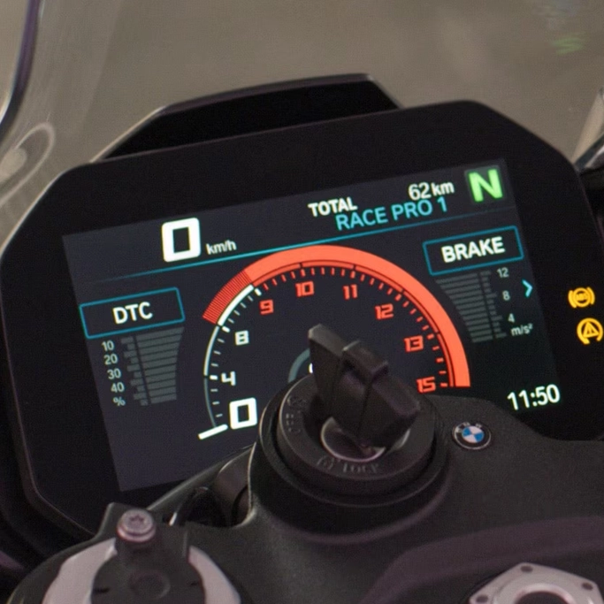 BMW Motorrad S 1000 RR profil droit sur piste