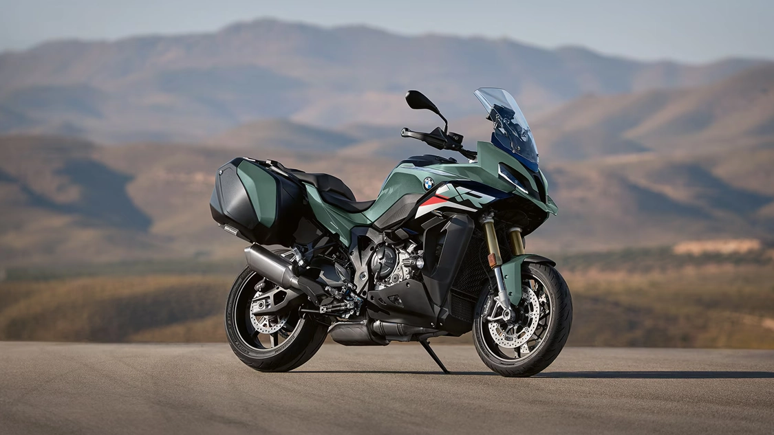 BMW Motorrad S 1000 XR vue de face sur route