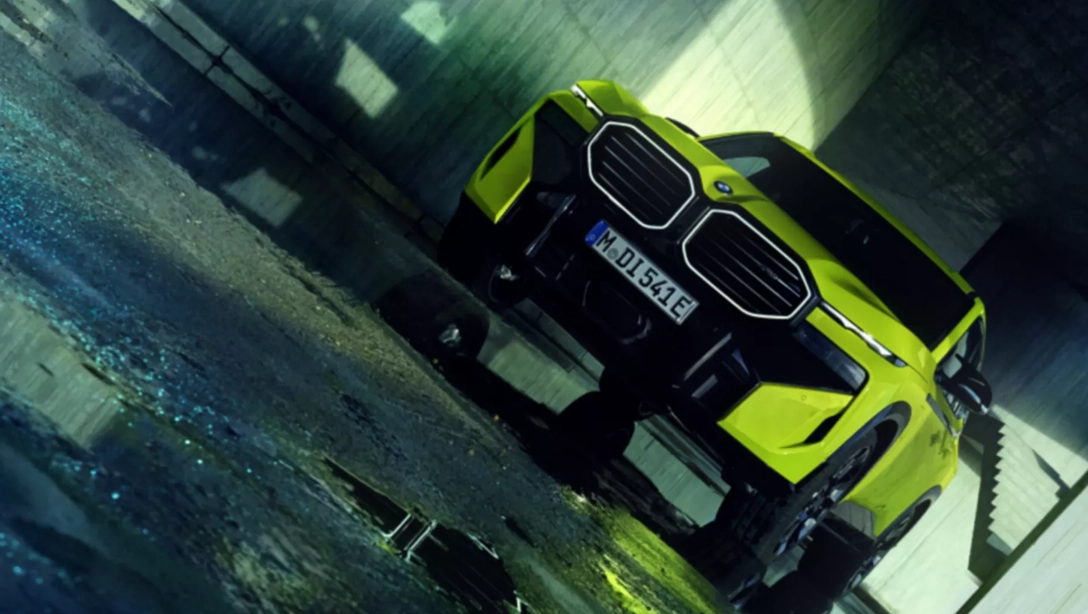 Vue avant du BMW XM hybride rechargeable sur fond sombre