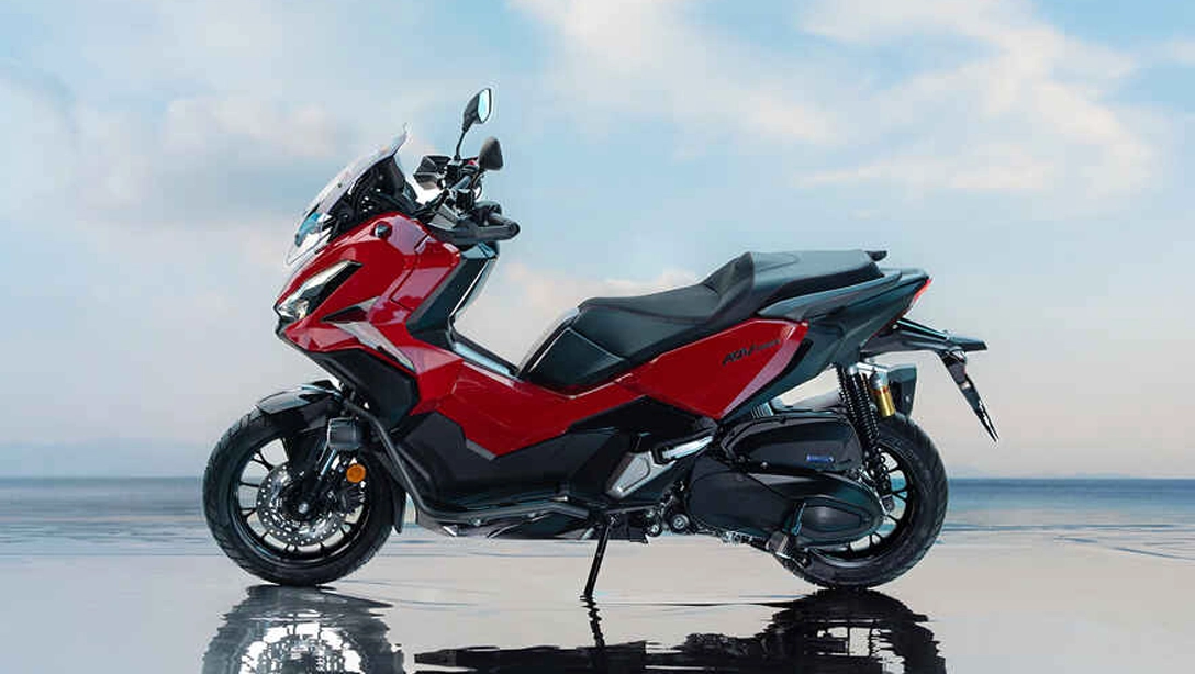 Vue avant du Honda ADV 350 sur route urbaine