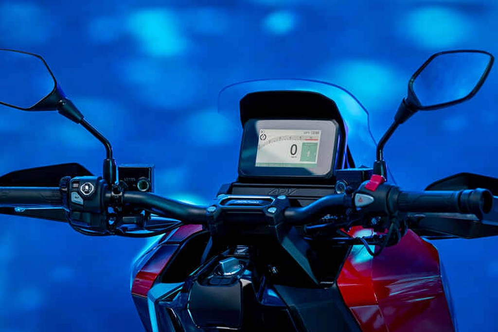 Honda ADV 350 stationné en extérieur, vue latérale