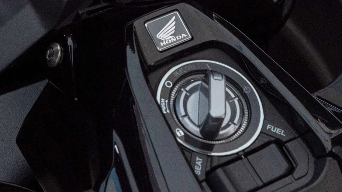 Honda ADV 350 roulant sur une route de campagne