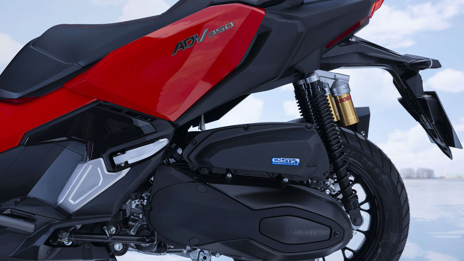 Selle spacieuse et coffre du Honda ADV 350