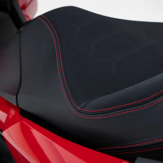 Face avant du Honda ADV 350 avec pare-brise réglable