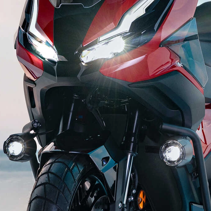 Tableau de bord numérique et commandes du Honda ADV 350