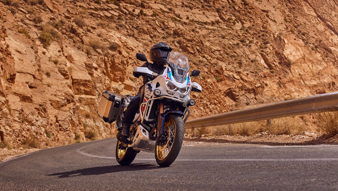 Vue latérale de la Honda Africa Twin Adventure Sports sur route