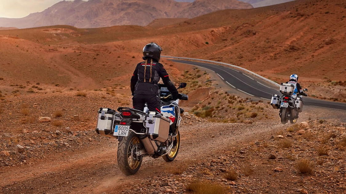 Vue arrière de la Honda Africa Twin Adventure Sports équipée de bagages