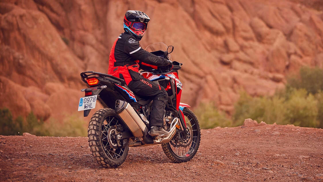 Vue arrière de la Honda Africa Twin sur route sinueuse