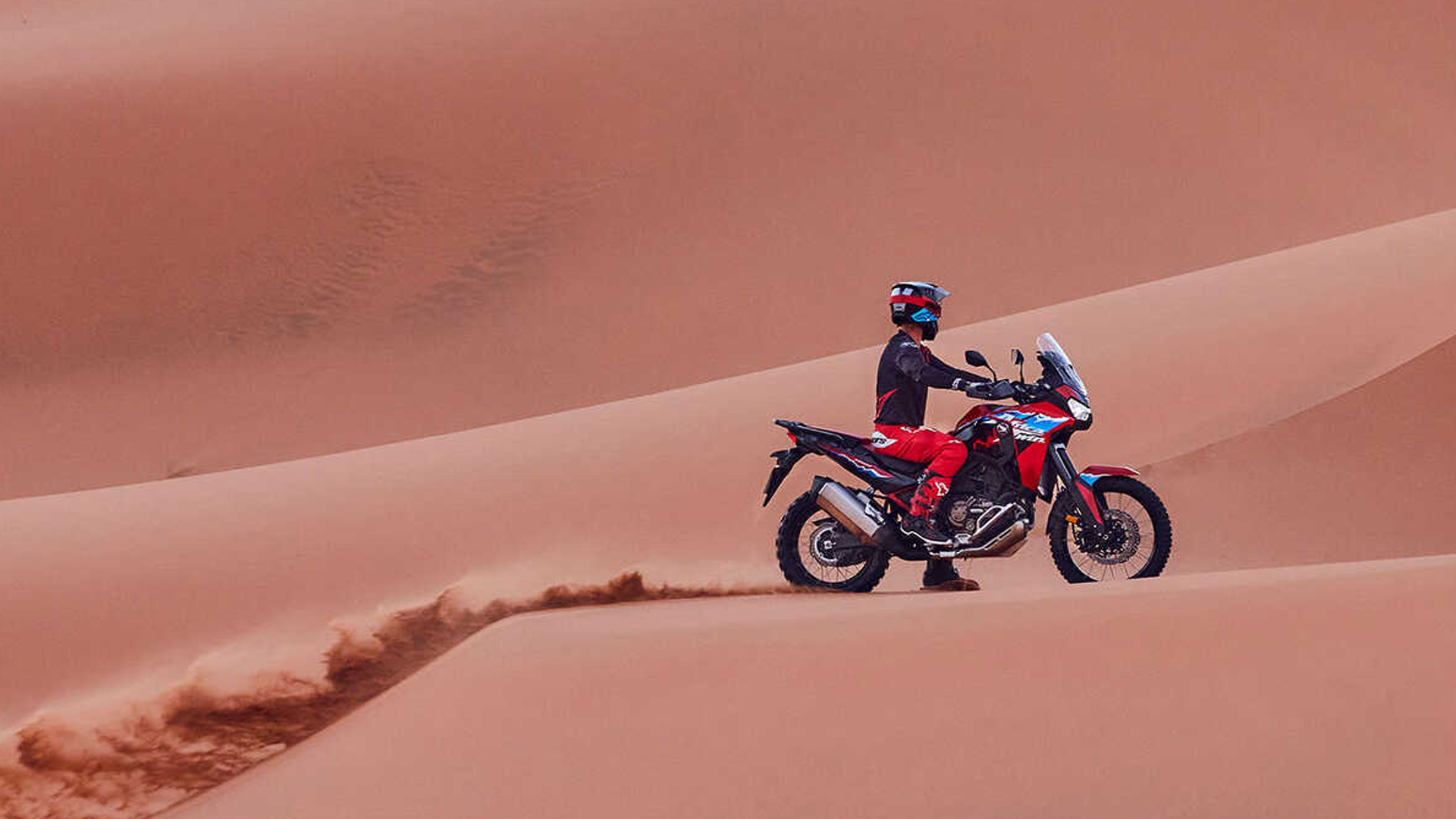 Honda Africa Twin sur route de montagne, vue dynamique