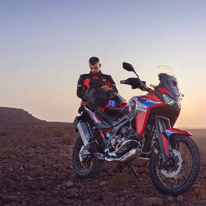 Vue avant de la Honda Africa Twin avec éclairage LED