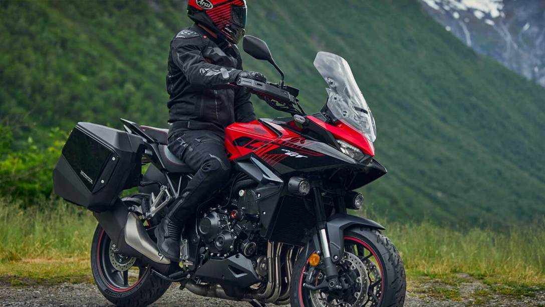 Vue de la Honda CB1000GT sur fond noir, mettant en avant son design roadster GT