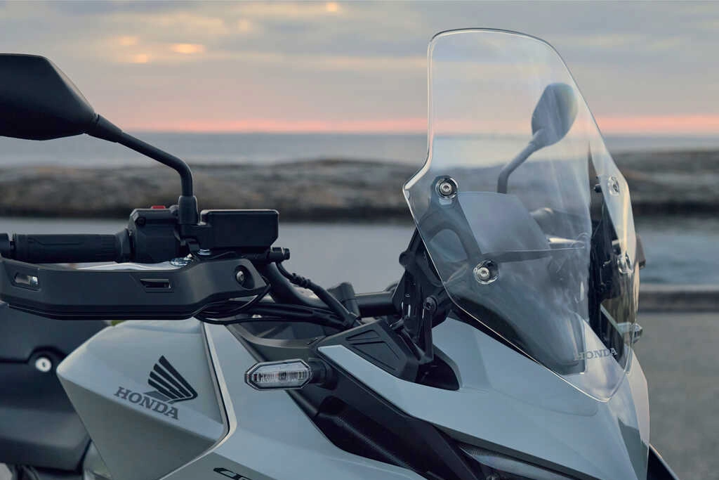 Vue latérale de la Honda CB1000GT en stationnement